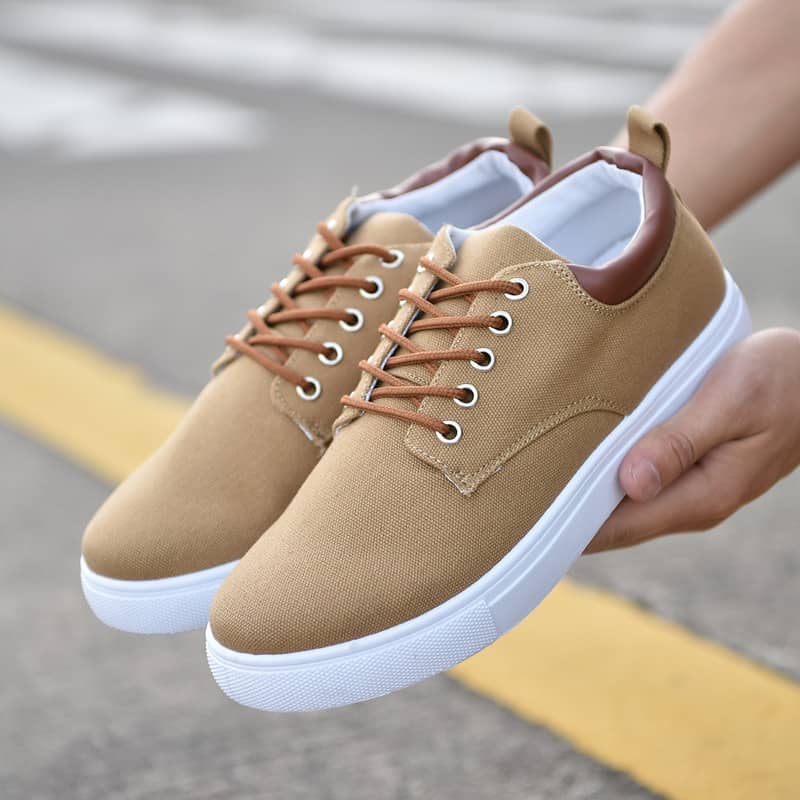 Sports canvas shoes